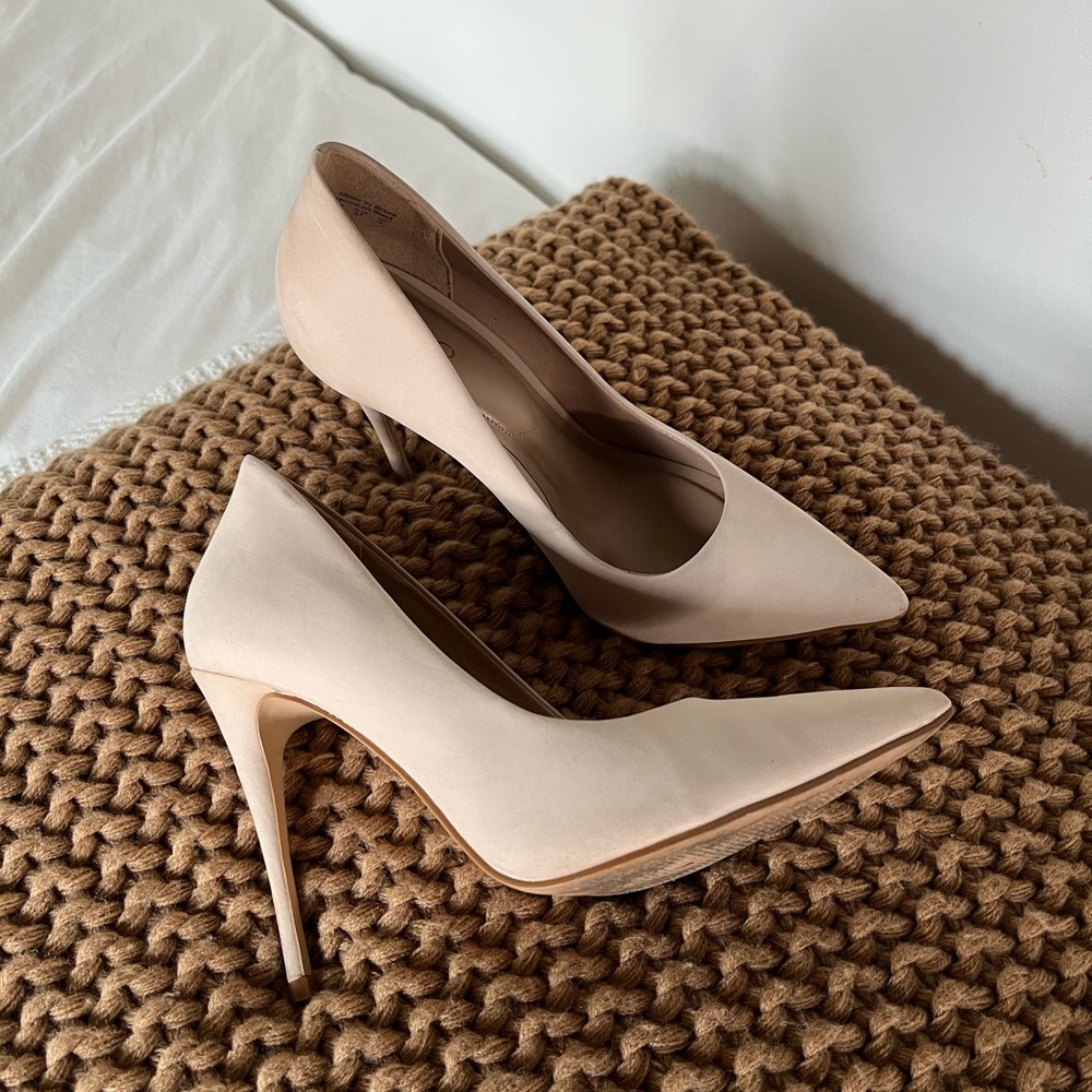Women’s nude pink heels size 6.5